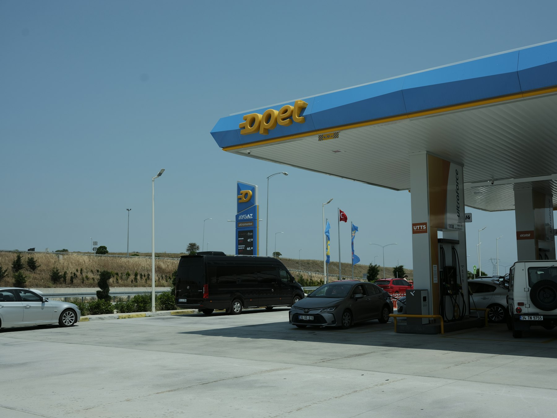 Meteor Petrol istasyonunda yakıt alan araçlar